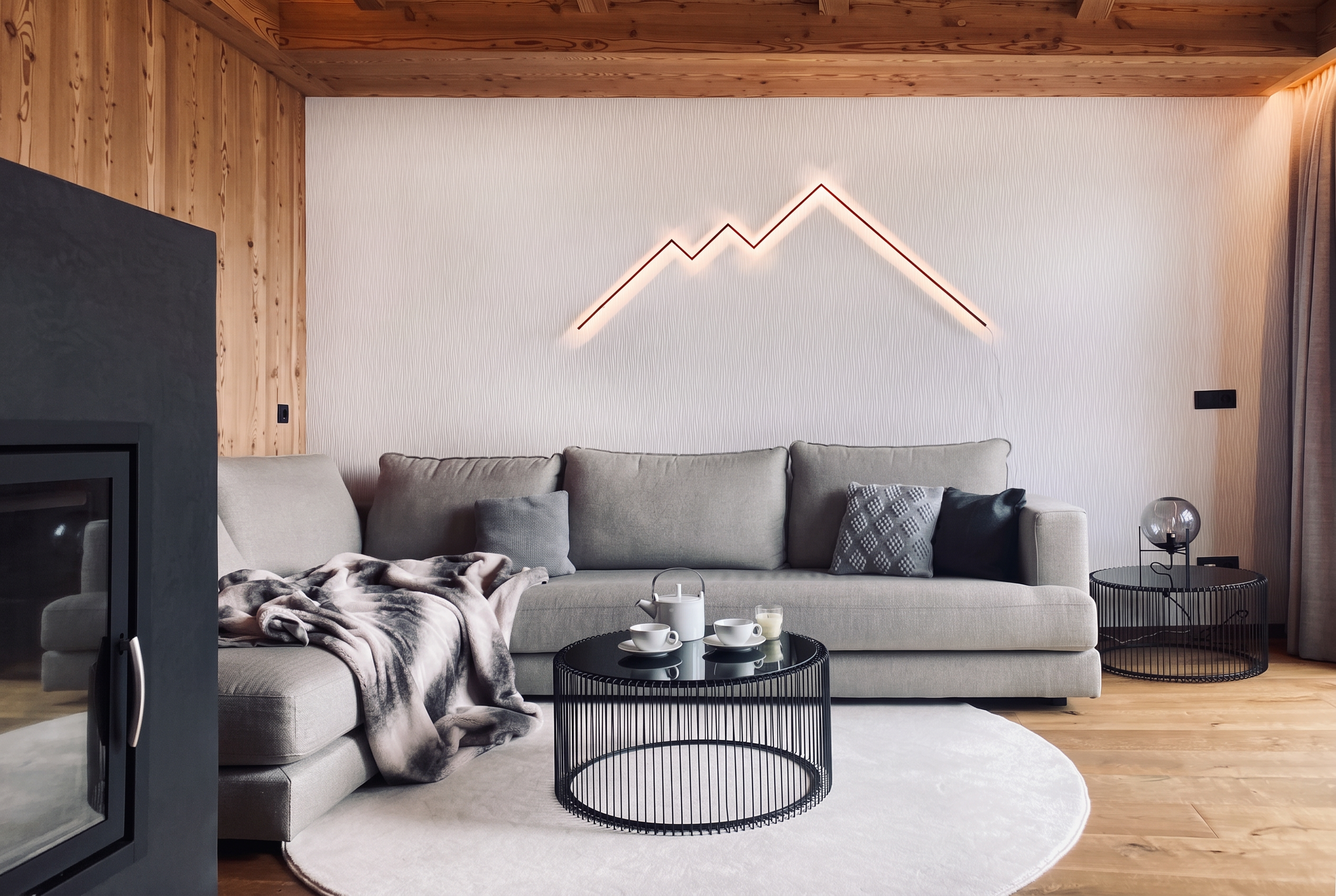 Wohnbereich des Florisa Mountain Penthouse mit Designermöbeln und Bergblick